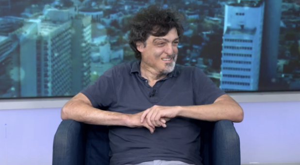 Prof. Dan Ariely reflected on the personal experiences that shaped his life's work after surviving devastating burn injuries as a teenager (Photo: Screengrab) All Caps ep. 17