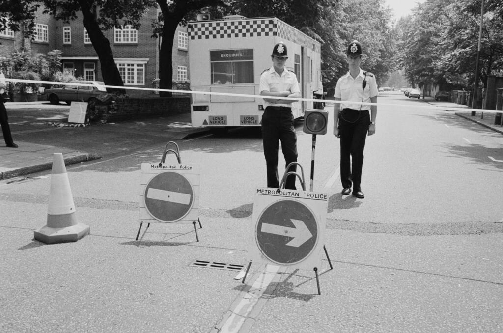 On July 4, 1984, the streets of London became the scene of one of the most daring and bizarre kidnapping attempts of the 20th century (Photo: Stoddardt/Evening Standard/Hulton Archive/Getty Images) שוטרים מחוץ לביתו של דיקו