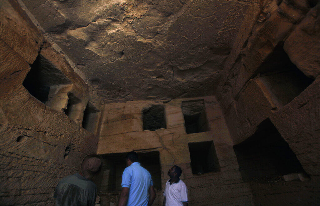 Egyptian antiquities experts examine the burial chambers at the Marina el-Alamein archaeological site (Photo: Nasser Nasser/AP) מומחי עתיקות מצריים בודקים את תאי הקבורה באתר הארכאולוגי מרינה אל-עלמיין