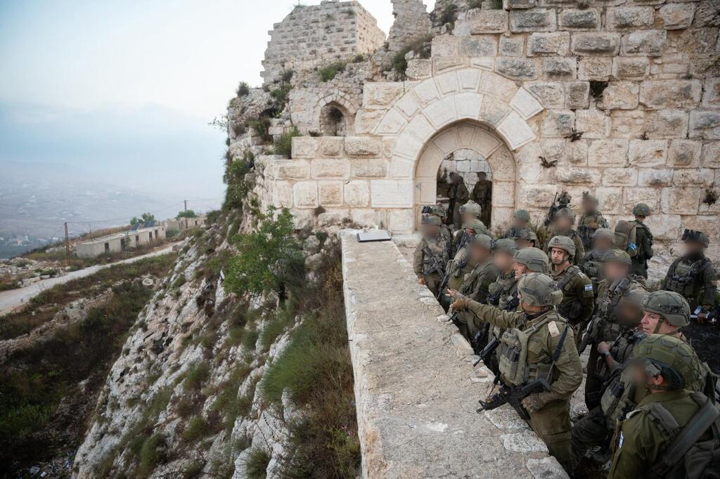 IDF chief Zamir touring Beaufort (Photo: IDF) הרמטכ״ל ברכס הבופור