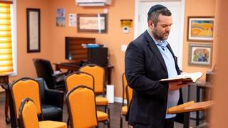 דניאל גרנד מתפלל