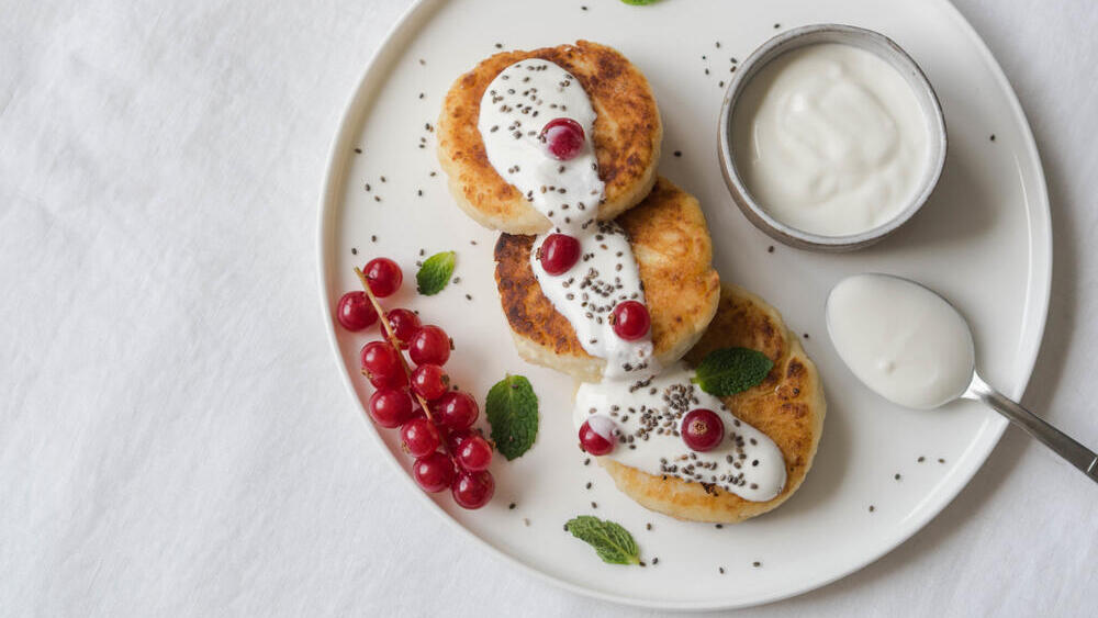 Cheese fritters with chia seeds (Photo: Sentelia / shutterstock) לביבות גבינה בשילוב זרעי צ׳יה