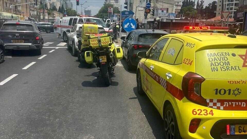 На месте ДТП в Рамат ха-Шароне (Фото: оперативная съемка МАДА, архив) הולך רגל בן 80 נהרג בתאונת דרכים