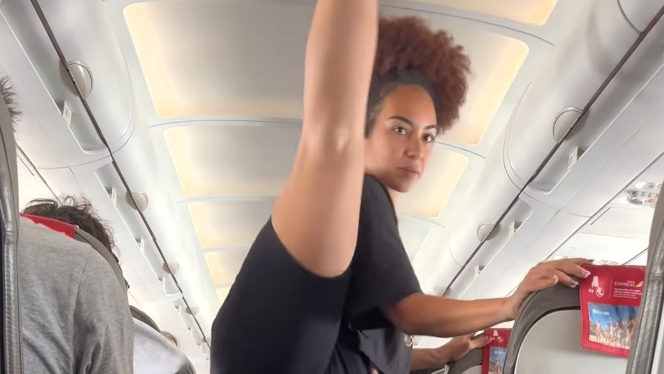 משפיענית הכושר שהתאמנה בתוך המטוס
