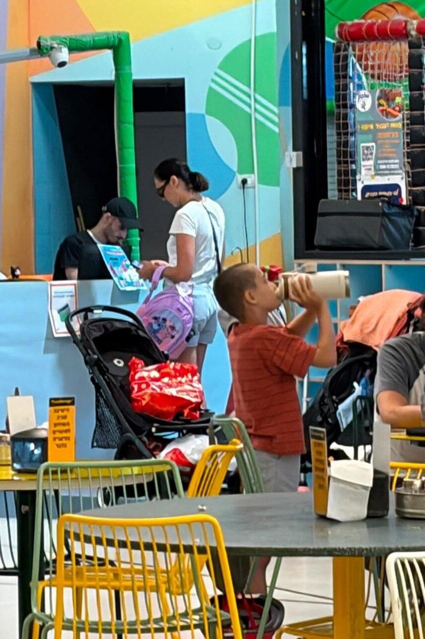 פעם הבאה תגידי שאת הולכת לג'ימבורי נבוא ביחד עם הילדים. גל גדות בקניון TLV יחד עם הבת אורי (צילום: נשמות טובות) גל גדות פפראצי קניון TLV מרץ 2026