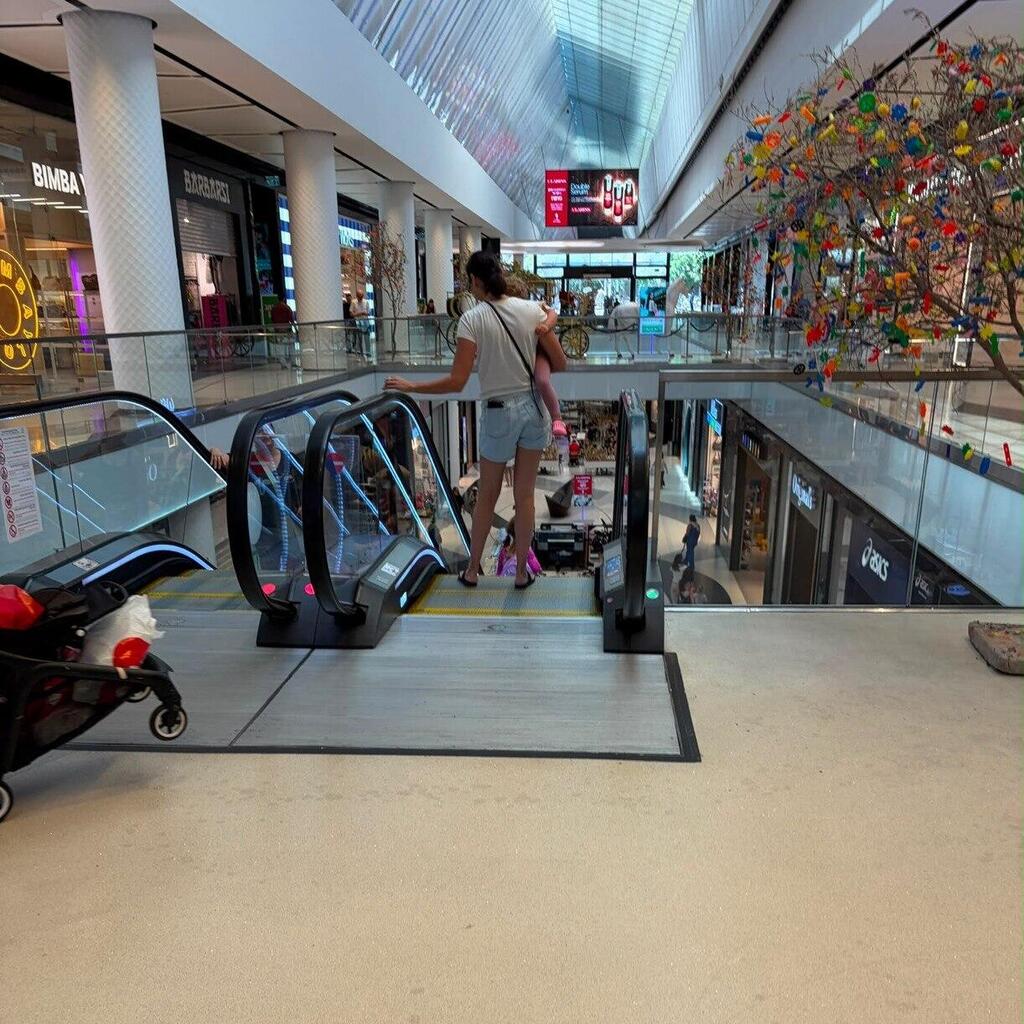 תהיי בקשר. גל גדות (צילום: נשמות טובות) גל גדות פפראצי קניון TLV מרץ 2026