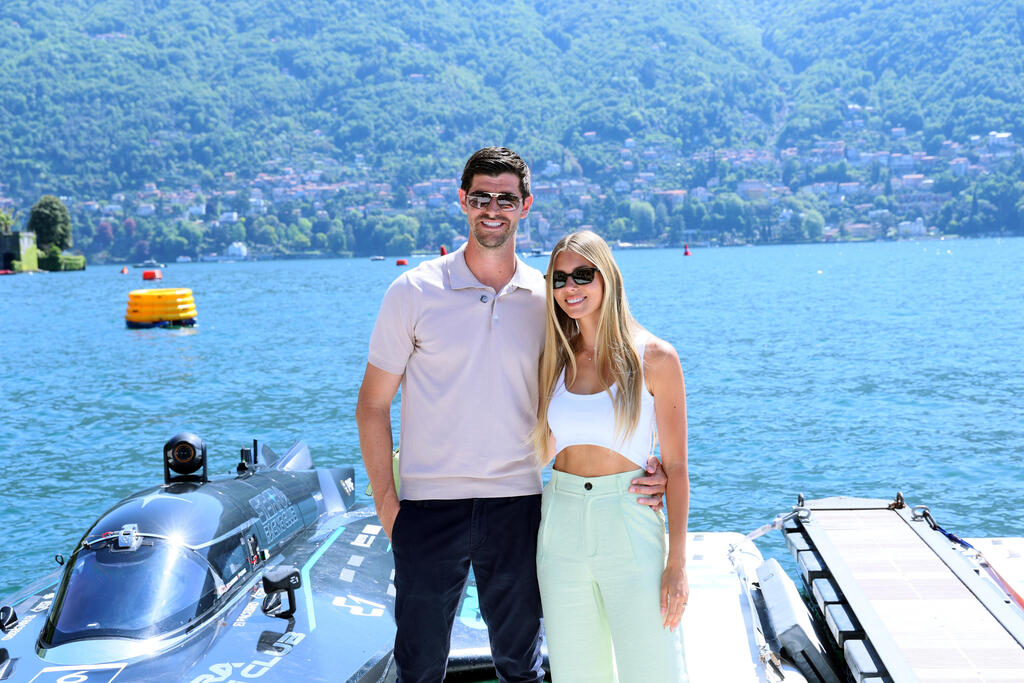 Mishel Gerzig and Thibaut Courtois at Lake Como, 2026 (Photo: Vittorio Zunino Celotto/Getty Images) מישל גרציג וטיבו קורטואה באגם קומו, 2026