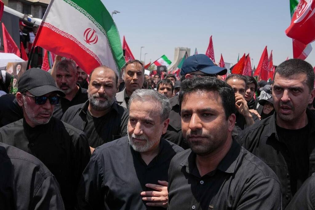 Iranian Foreign Minister Abbas Araghchi at Ali Khamenei’s funeral in Tehran שר החוץ האיראני עבאס עראקצ'י בהלוויה בטהרן
