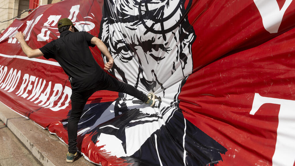 Iran seeks to wear Trump down politically; Tehran resident steps on image of US president (Photo: Majid Saeedi/Getty Images) טהרן איראן מסע ההלוויה של עלי חמינאי