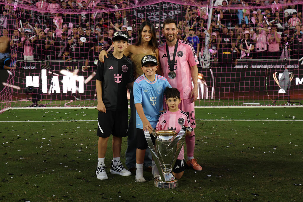 Antonela Roccuzzo, Lionel Messi and their children, 2025 (צילום: Maddie Meyer/Getty Images) אנטונלה רוקוזו, ליונל מסי וילדיהם, 2025