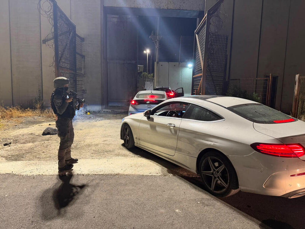 Photo: Israel Police אזרחים ישראלים חולצו מקלקיליה בטענה שנגנב להם אופנוע