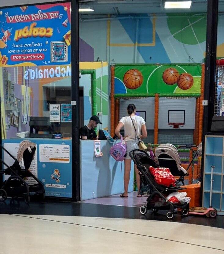 עשית כרטיסייה? (צילום: נשמות טובות) גל גדות פפראצי קניון TLV מרץ 2026