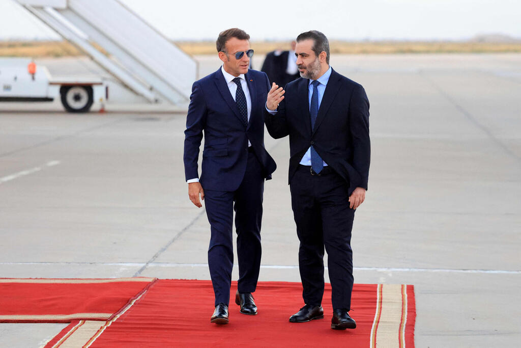 Photo: Ludovic MARIN / AFP נשיא צרפת מקרון נוחת ב דמשק לביקור ב סוריה שם קיבל אותו שר החוץ הסורי אסד א-שיבאני