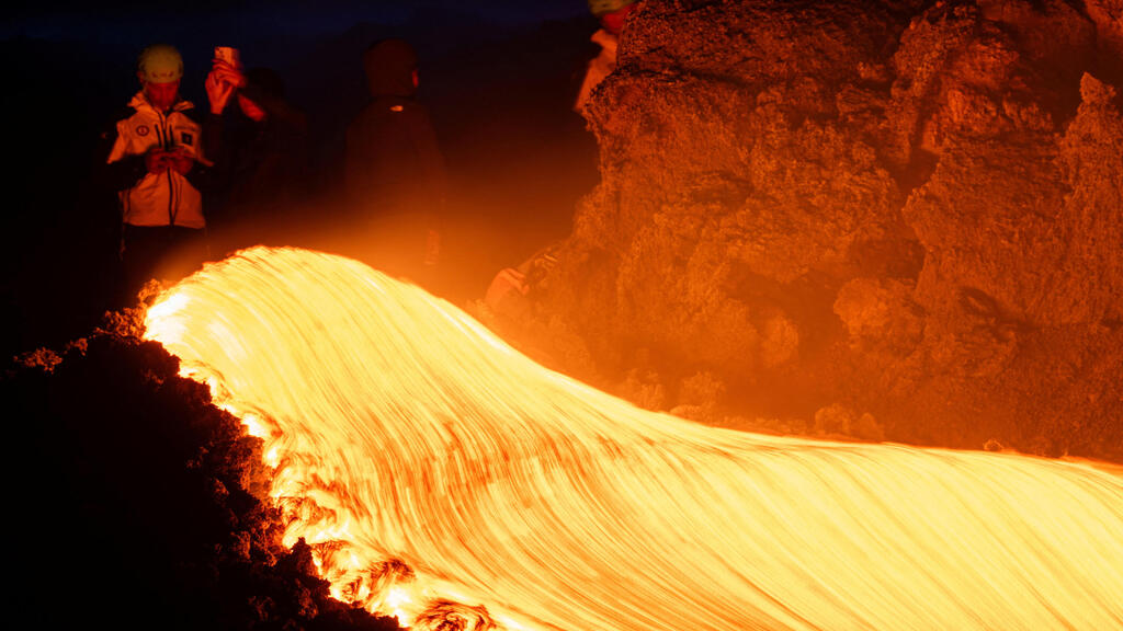 Извержение Этны, 6 июля (Фото: REUTERS/Giuseppe Di Stefano) התפרצות הר הגעש אטנה בסיציליה