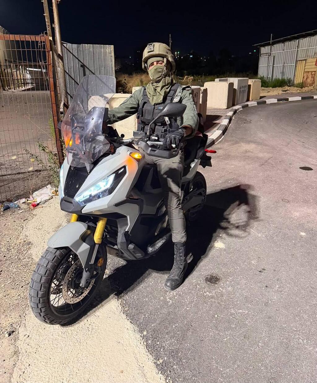 The motorcycle נמנע לינץ': לוחמי מג״ב איו״ש חילצו 10 אזרחים ישראלים שנכנסו לעיר קלקיליה שבחטיבת אפרים בניסיון לאתר אופנוע שנגנב מהם