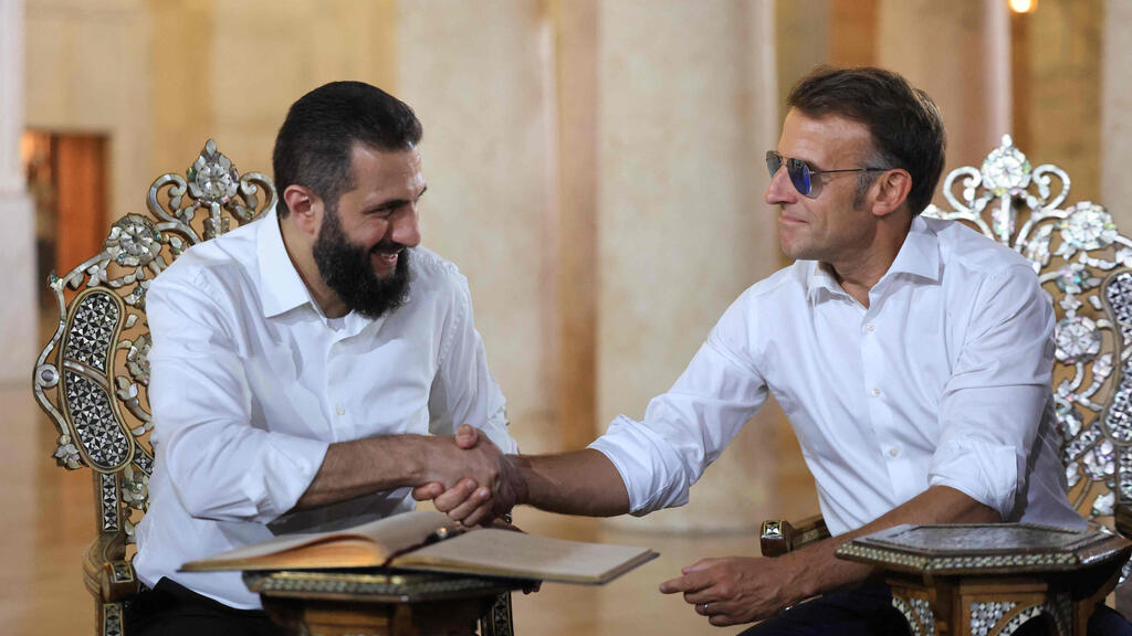 Photo: Ludovic MARIN / AFP נשיא סוריה אחמד א-שרע עם נשיא צרפת עמנואל מקרון בדמשק, סוריה