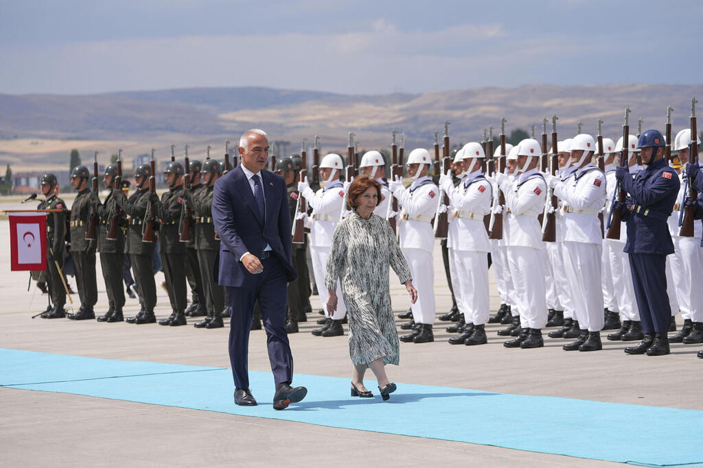 An honor guard welcomes North Macedonian President Gordana Siljanovska-Davkova in Ankara on Monday ahead of the summit (Photo: Metin Aktas/Pool via Reuters) נשיאת צפון מקדוניה גורדנה סיליאנובסקה-דאבקובה מתקבלת עם משמר כבוד ב אנקרה לקראת פסגת נאט"ו