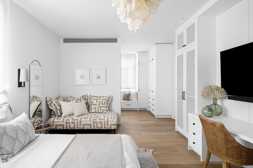 Master suite designed as a self-contained living space (Phot: Itai Benit) Parents master suite