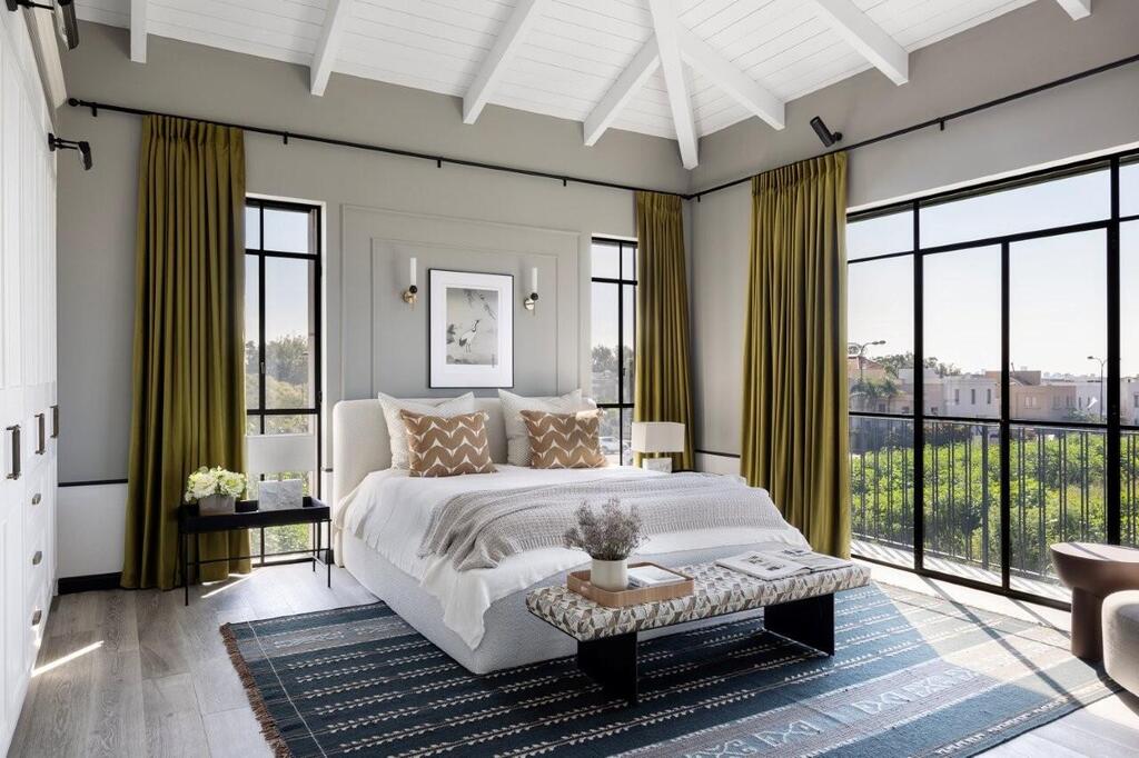 Organic materials and soft lighting (Photo: Itai Benit) Parents master suite