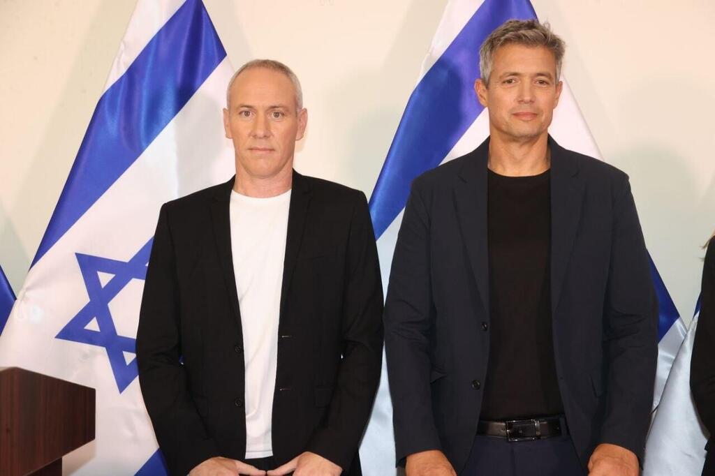 Former ministers Chili Tropper and Yoaz Hendel (Photo: Moti Kimchi) חילי טרופר ויועז הנדל במסיבת העיתונאים