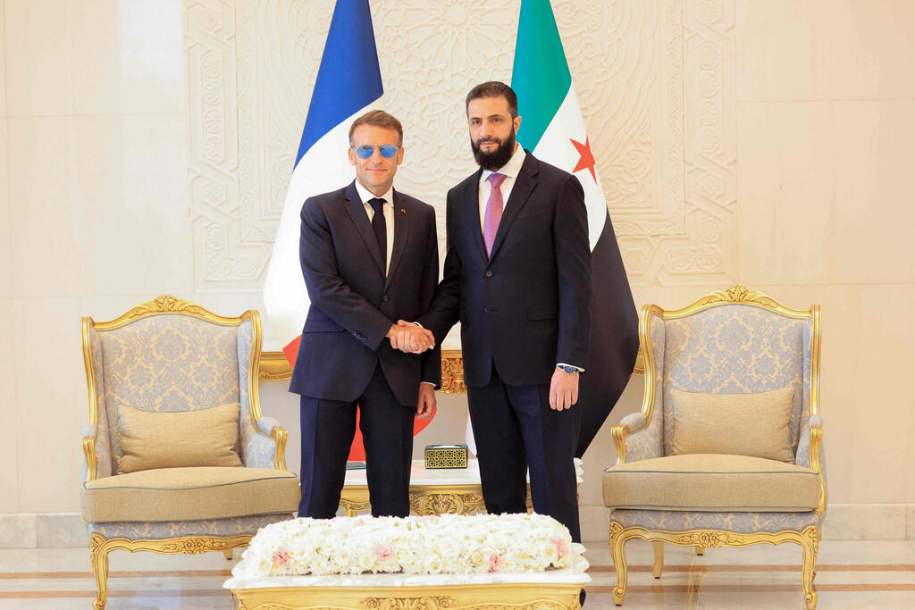 Syria’s leader alongside Macron (Photo: Ludovic MARIN / POOL / AFP) נשיא סוריה אחמד א-שרע עם נשיא צרפת עמנואל מקרון בדמשק, סוריה