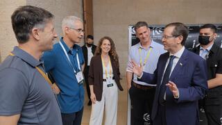 נשיא המדינה יצחק הרצוג עם המנכ"לים המשותפים של האגודה, ד"ר רז תמיר ושקד שפי כהן, ויושבי הראש של האגודה, פרופ' רון מילוא ופרופ' יונתן בלמקר