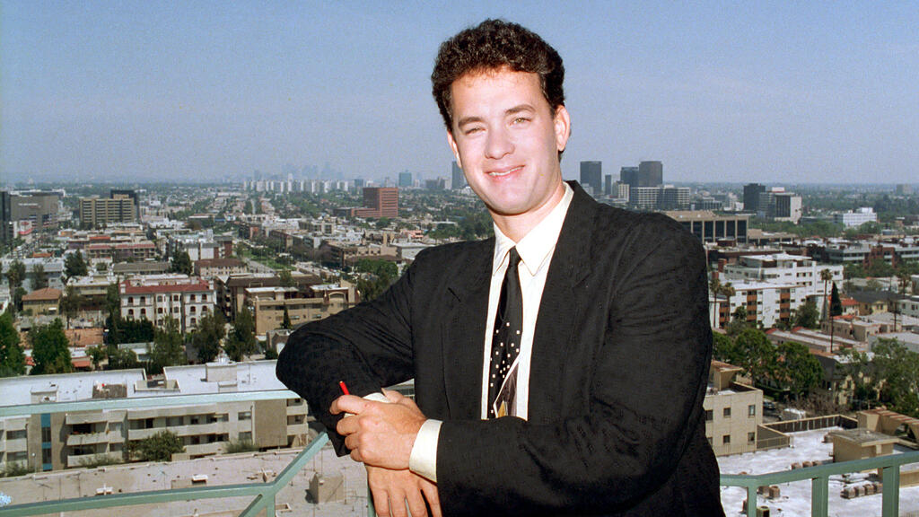 Hanks in 1988, facing the city he was about to conquer (Photo: LENNOX MCLENDON/AP) טום הנקס ב-19880