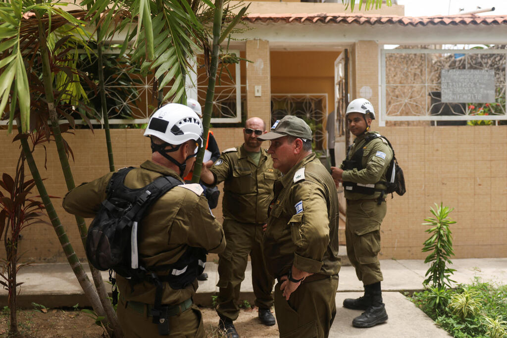 IDF Home Front Command engineers inspect buildings damaged in Venezuela’s earthquake (Photo: REUTERS/Leonardo Fernandez Viloria) צוותי המומחים מפיקוד העורף במשלחת הסיוע הישראלית לונצואלה