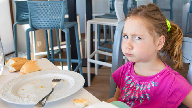 ילדה במסעדה