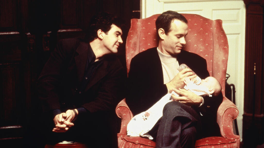 Hanks and Antonio Banderas, from 'Philadelphia' (Photo: Courtesy of yes) מתוך "פילדלפיה"