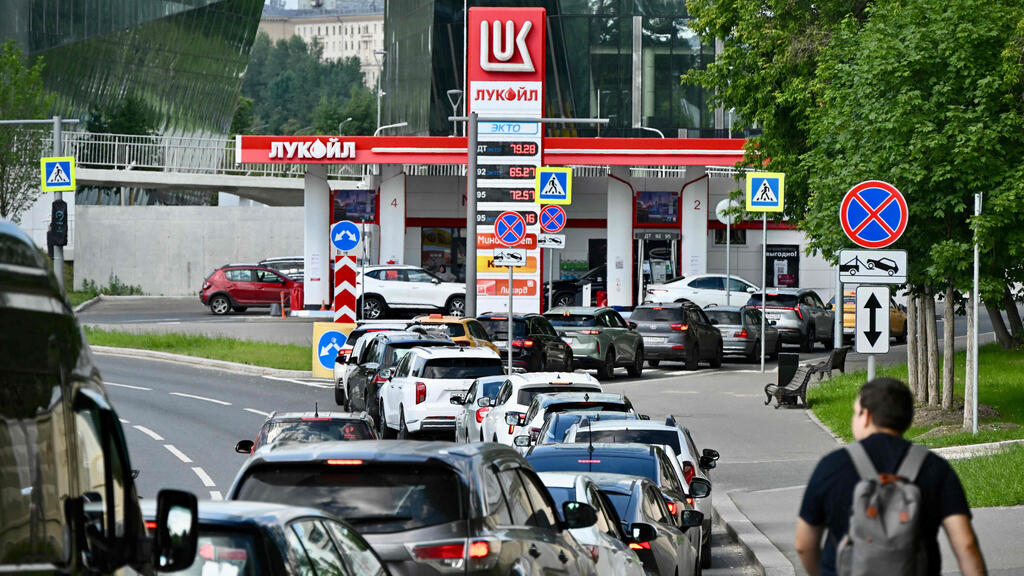A line at a Moscow gas station this summer as repeated attacks on oil facilities caused fuel shortages (Photo: AP/Pavel Bednyakov) תחנת דלק ב מוסקבה רוסיה בצל משבר דלק נפט בעקבות מתקפות אוקראינה על בתי זיקוק 3 ביולי