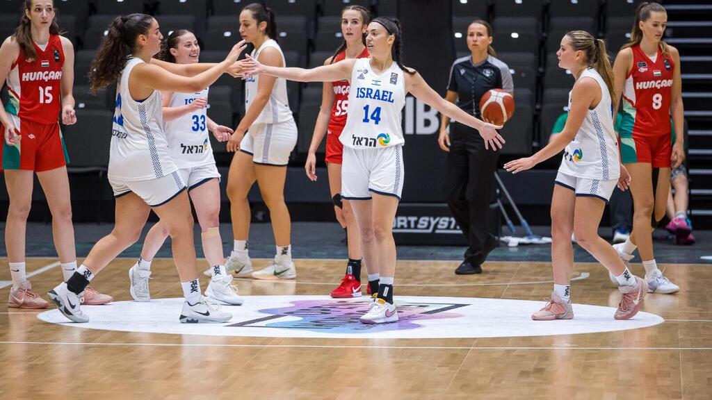 Much more than a medal. Israel’s women’s U20 national team celebrates (Photo: FIBA Photos) גל רביב והחברות חוגגות מול הונגריה