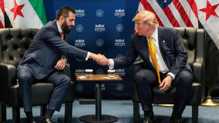 נשיא ארה"ב דונלד טראמפ עם נשיא סוריה אחמד א-שרע בפסגת נאט"ו בטורקיה