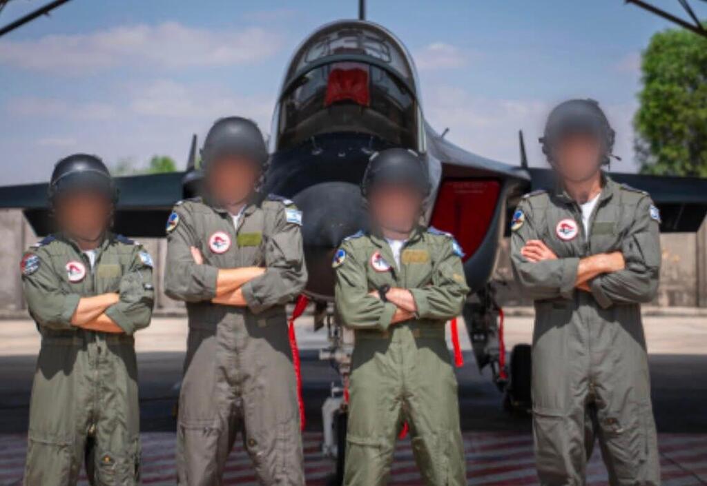 The four childhood friends. They enlisted separately and reunited in flight course (Photo: IDF) ארבעה בוגרי קורס טיס מספר 192