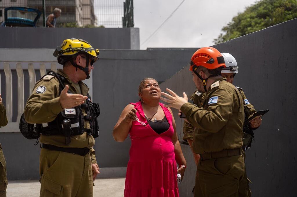 Home Front Command delegation in Venezuela alongside a resident (Photo: IDF Spokesperson) צוותי המומחים מפיקוד העורף במשלחת הסיוע הישראלית לונצואלה