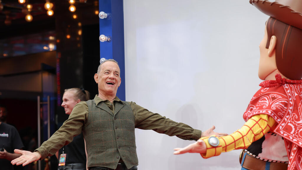 Hanks greets a friend at the premiere of 'Toy Story 5' (Photo: AP Photo/Millie Turner) טום הנקס