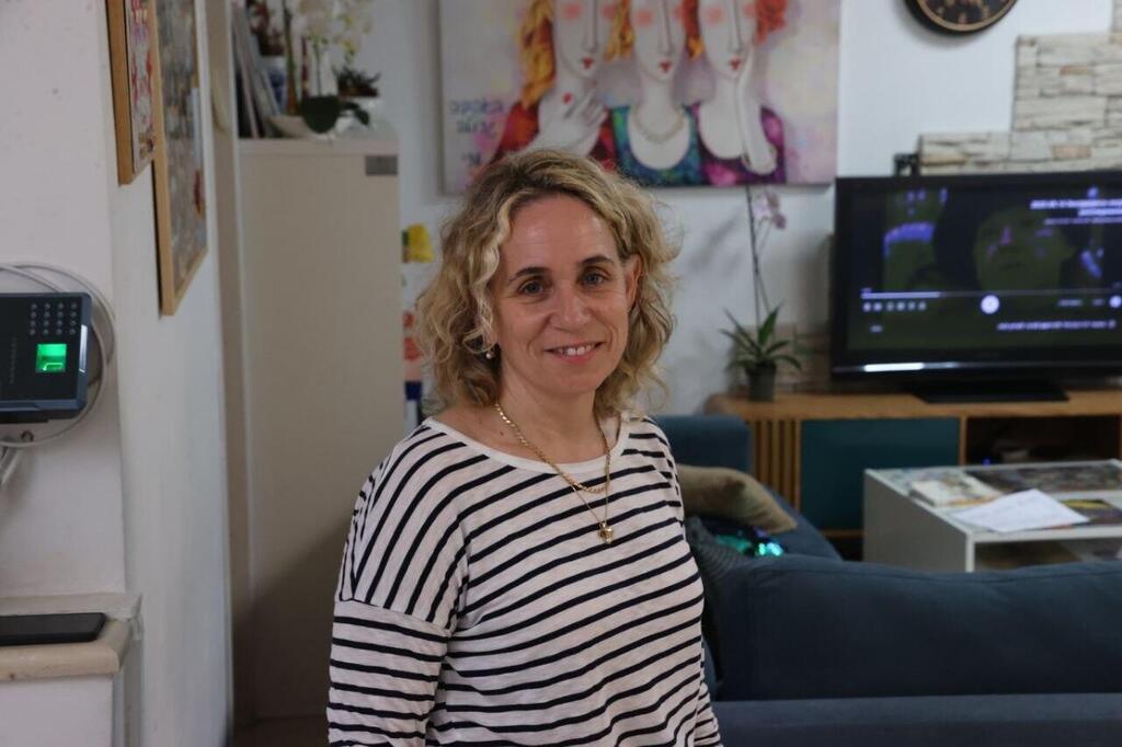 Arnat Ormian-Rabino, director of the halfway house (Photo: Moti Kimchi) ארנת, מנהלת הוסטל "פעימות" לאסירות משוחררות