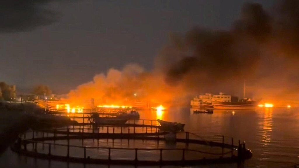 Fire near the Strait of Hormuz following US strikes on Iran (Photo: Social Media/via REUTERS) אש באזור מצר הורמוז בעקבות תקיפת ארה"ב באיראן