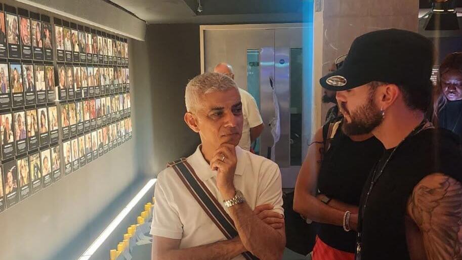 ראש עיריית לונדון מבקר בתערוכת הנובה