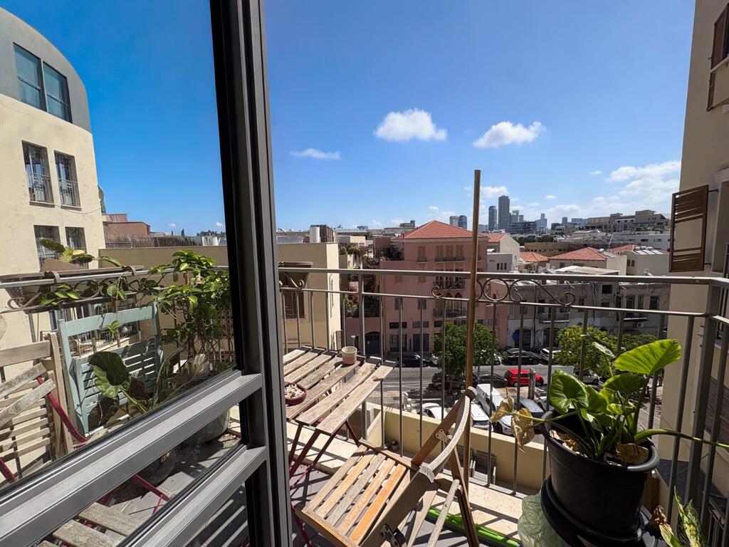 A balcony overlooking Jaffa (Photo: Asi Haim) משפחת לזרוף - על הספה