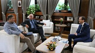 נשיא המדינה יצחק הרצוג נועד עם יו”ר ועדת הבחירות נעם סולברג המרכזית וראש השב”כ דוד זיני