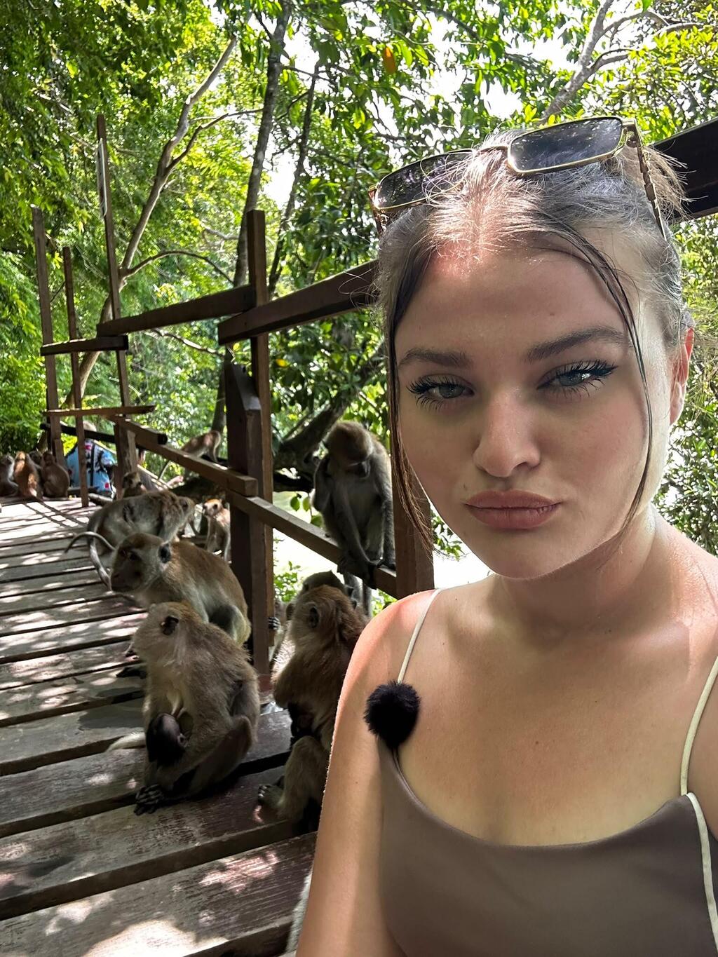 Selfie with monkeys in Krabi (Photo: Neta Marko) סלפי עם קופים בקראבי