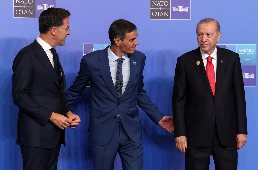 Spanish Prime Minister Sánchez alongside summit host Erdogan and NATO Secretary General Rutte (Photo: REUTERS/Umit Bektas) ראש ממשלת ספרד סנצ'ס לצד נשיא טורקיה ארדואן ו מזכ"ל נאט"ו רוטה ב פסגת נאט"ו ב אנקרה