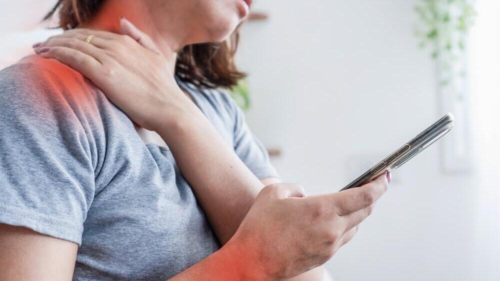 Experts explain which harms linked to screens are already backed by research and which are still under review (Photo: Shutterstock) טלפון