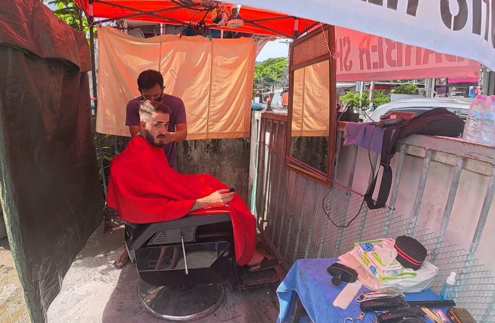 Ofek getting a haircut (Photo: Neta Marko) אופק מסתפר
