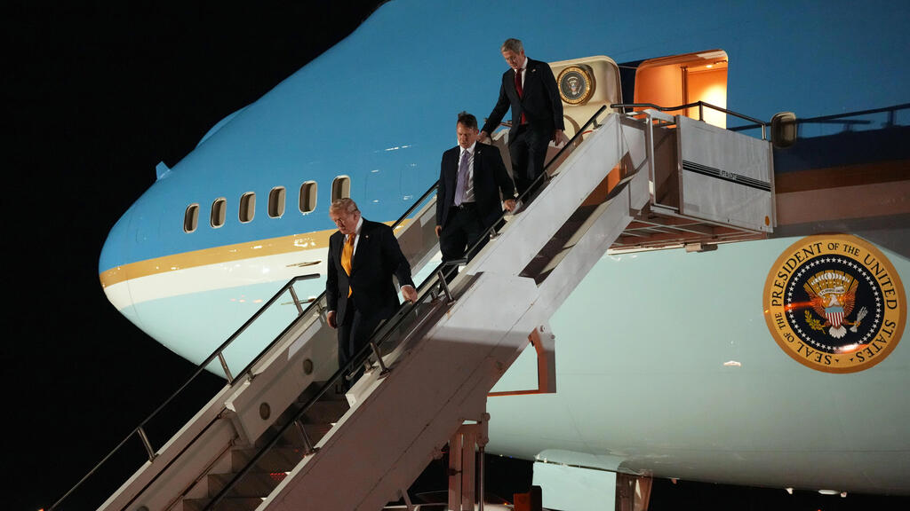Трамп спускается по трапу Air Force One (Фото: AP Photo/Alex Brandon) נשיא ארה"ב דונלד טראמפ עובר יורד מהאייר פורס 1 הישן