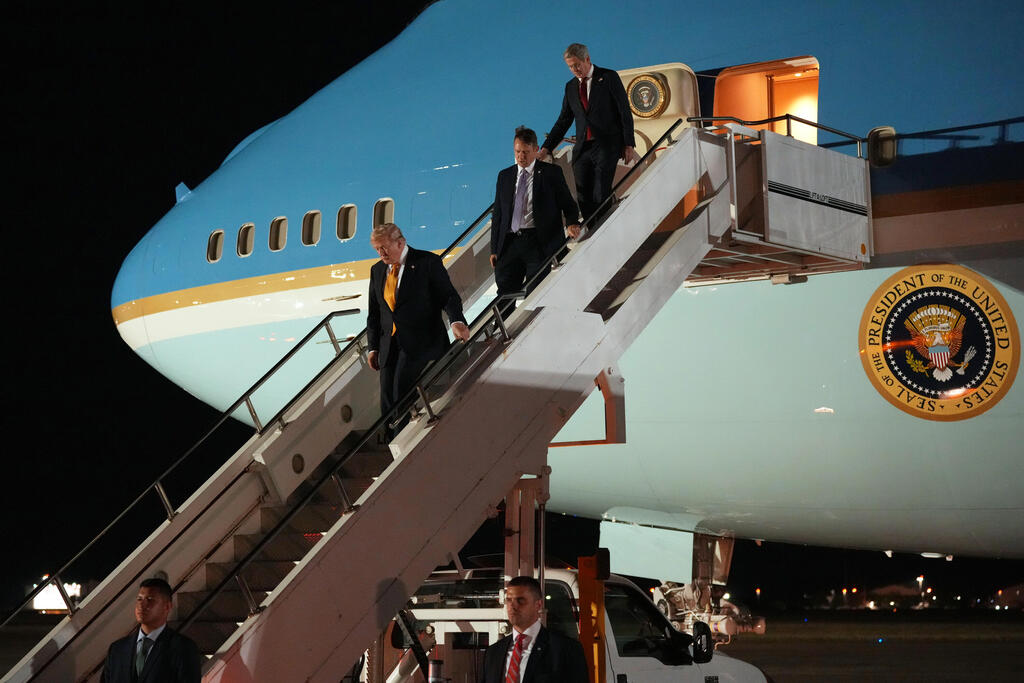 Trump steps off the older Air Force One after landing in Britain. He did not fly there aboard the aircraft (Photo: AP Photo/Alex Brandon) נשיא ארה"ב דונלד טראמפ עובר יורד מהאייר פורס 1 הישן