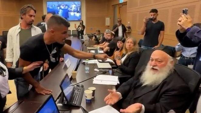 הלומי קרב מתעמתים עם גולדקנופף