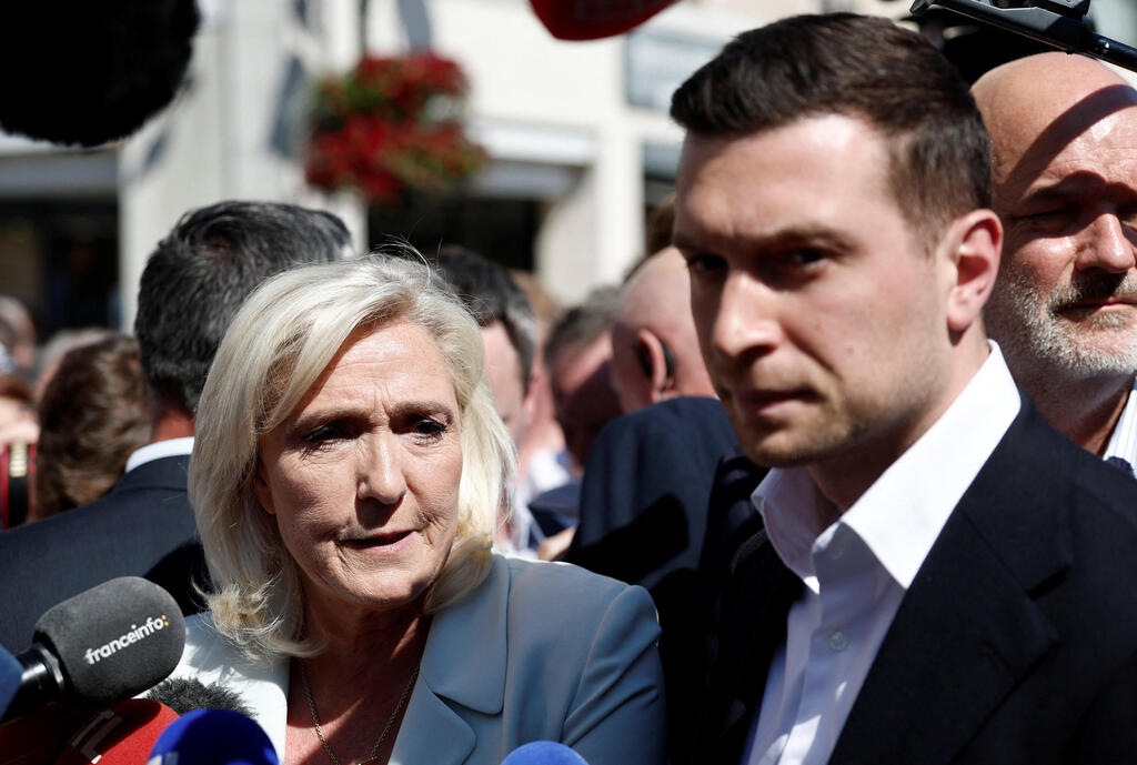 Bardella with Le Pen at the launch of her French presidential campaign. 'This is only the beginning of attempts to destabilize our campaign' (Photo: REUTERS/Benoit Tessier) מרין לה פן ב קמפיין הנשקת ההתמודדות ל נשיאות צרפת בעיירה לה פלש 8 ביולי לצד שותפה ז'ורדן ברדלה
