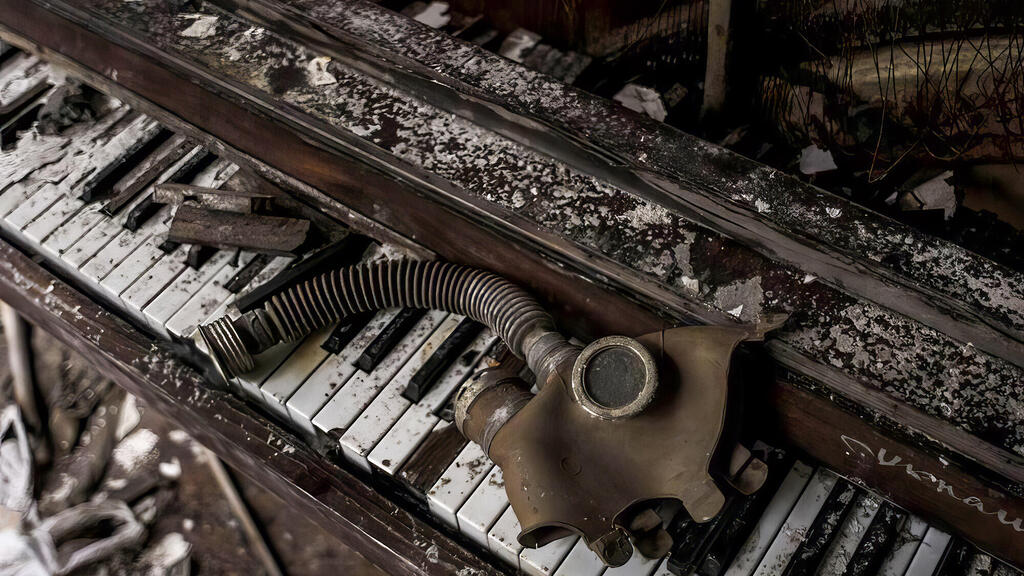 Gas masks left behind following the 1986 evacuation of Chernobyl (Photo: Kateryna Korepanova) מסכות גז נותרו מאחור לאחר פינוי צ'רנוביל בשנת 1986